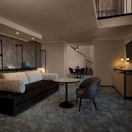 מלון Wasserturm Cologne, Curio Collection By Hilton 4*