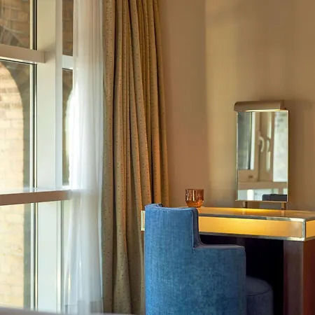 מלון Wasserturm Cologne, Curio Collection By Hilton 4*