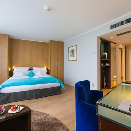 מלון Wasserturm Cologne, Curio Collection By Hilton קלן
